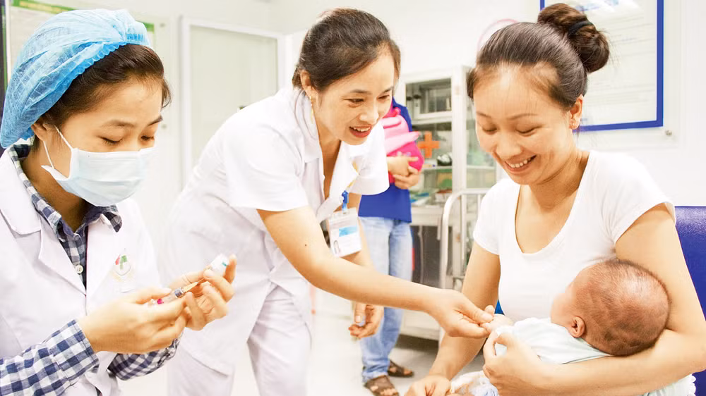 Tiêm chủng luôn là biện pháp hữu hiệu để chủ động phòng ngừa dịch bệnh. Ảnh: HM 