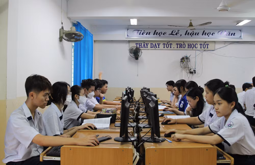 Học sinh Trường THPT Nguyễn Du (Quận 10) trong giờ học Tin học. (Ảnh THẾ ANH)