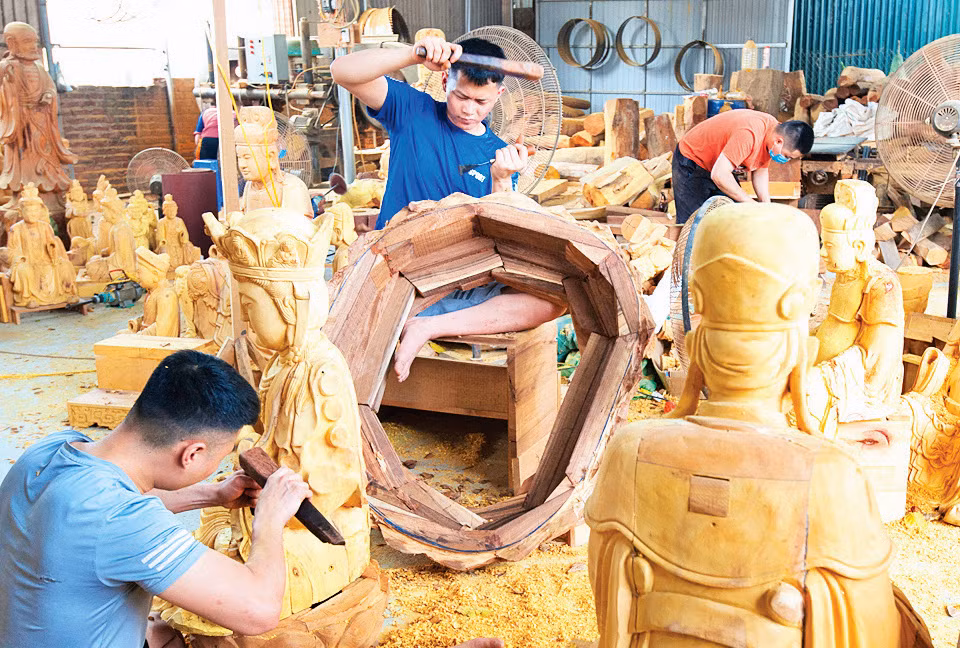 Thợ thủ công làng nghề Sơn Đồng chế tác những tác phẩm điêu khắc đẹp mắt. 