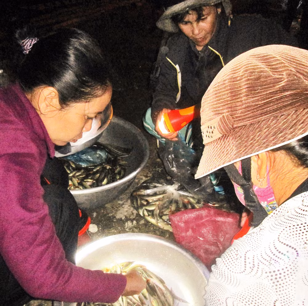 “Chợ ma” chỉ hoạt động khi có nước nổi tràn về.