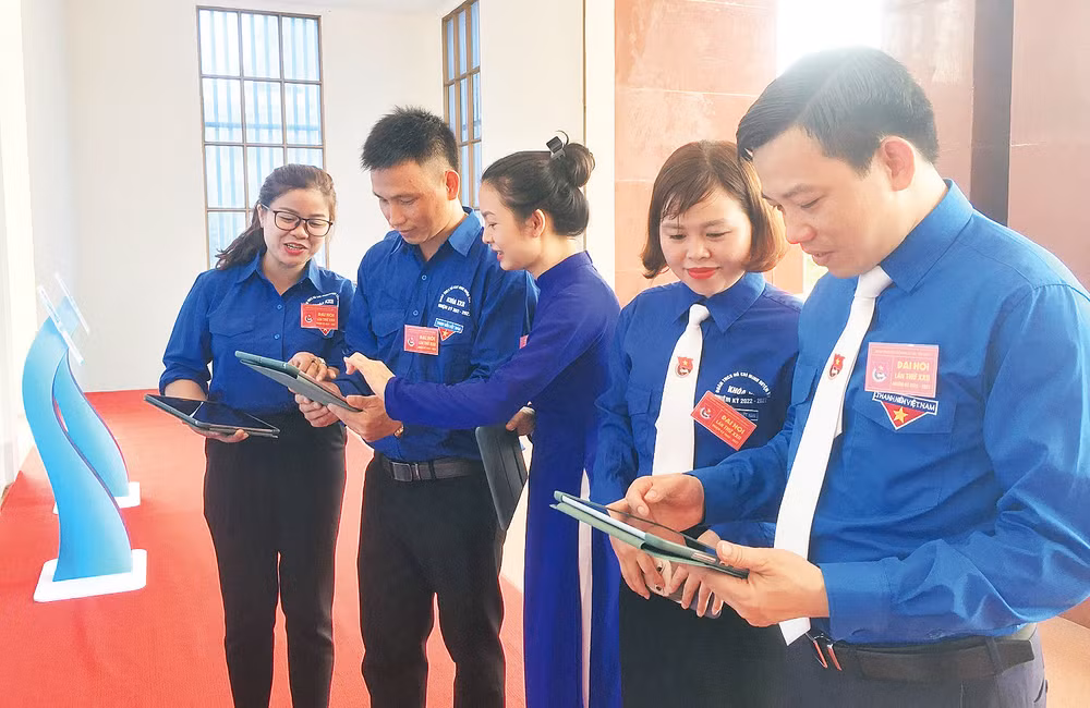 Tuổi trẻ Yên Bái tham gia hoạt động chuyển đổi số. 