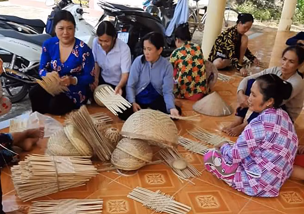 Chị Bạch Thủy hướng dẫn các chị em phụ nữ Khmer đan đát các sản phẩm chất lượng cao Chị Bạch Thủy hướng dẫn các chị em phụ nữ Khmer đan đát các sản phẩm chất lượng cao