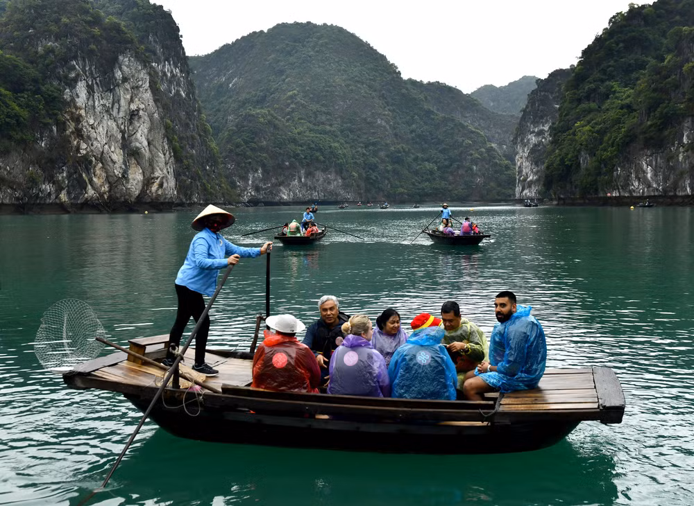Du khách nước ngoài tham quan, khám phá vẻ đẹp của vịnh Lan Hạ (Hải Phòng). (Ảnh NGUYỄN ĐĂNG)