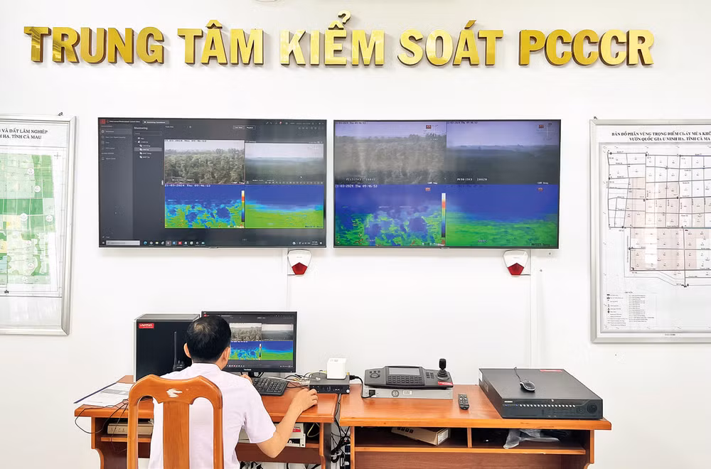  Hệ thống màn hình các camera giám sát tại Trung tâm Kiểm soát phòng cháy, chữa cháy rừng.