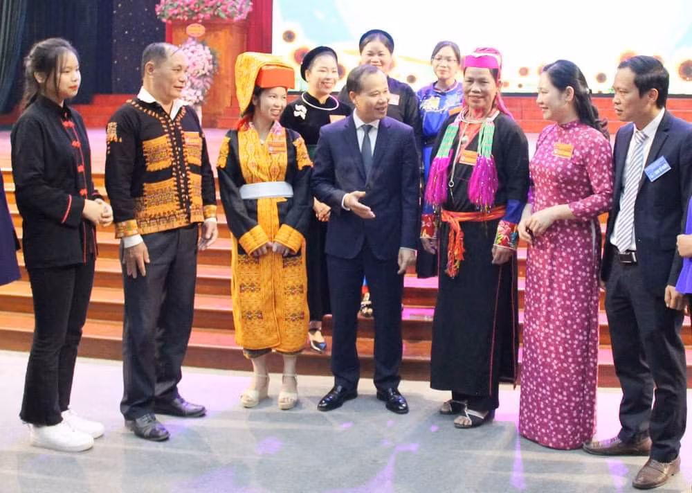 Các đồng chí: Mai Sơn, Nông Thị Hà trao đổi cùng cá nhân điển hình vùng DTTS.