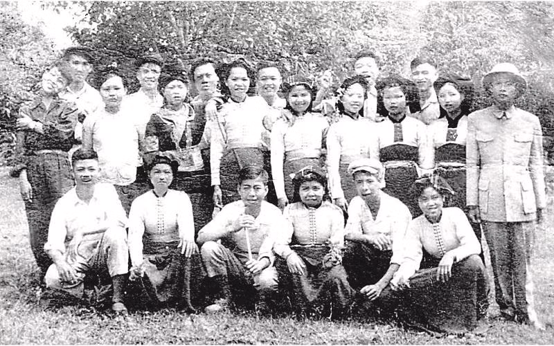 Đoàn văn công Khu tự trị Thái Mèo năm 1955.
