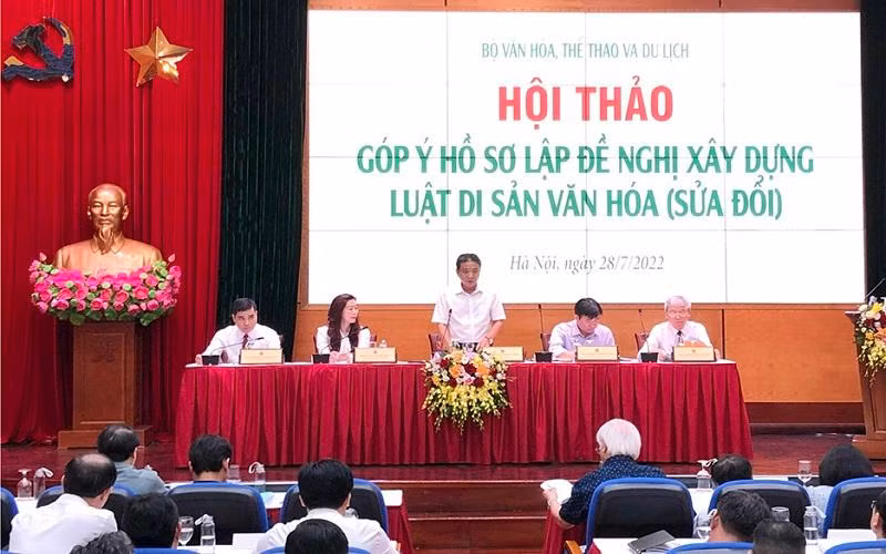 Đoàn Chủ tịch do Thứ trưởng Văn hóa, Thể thao và Du lịch Hoàng Đạo Cương chủ trì, điều hành Hội thảo.