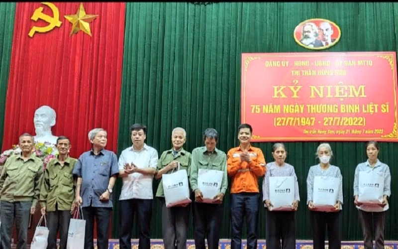 Công ty Núi Pháo tặng quà đại diện gia đình chính sách huyện Đại Từ, tỉnh Thái Nguyên.