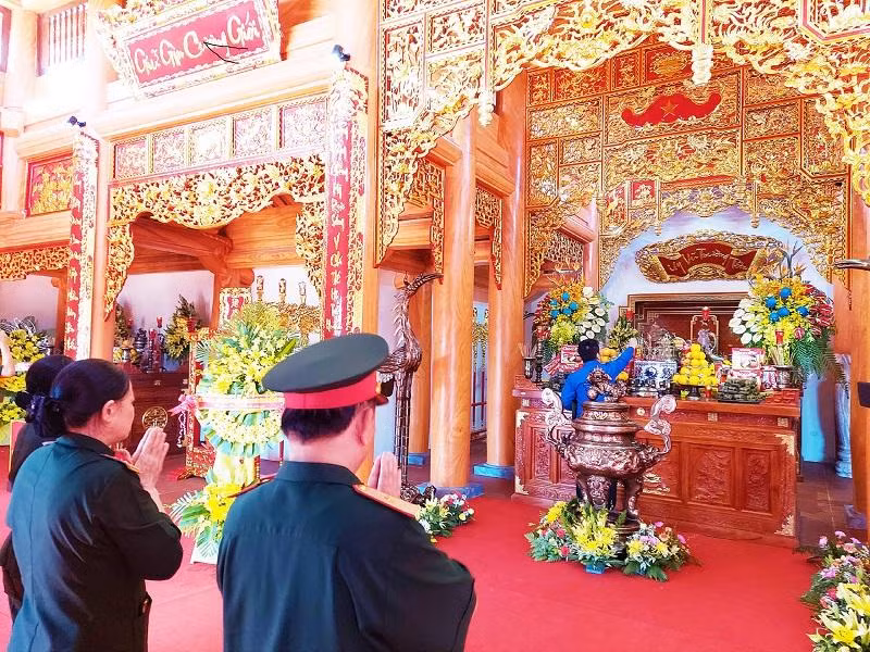 Các cựu chiến binh về viếng đồng đội.