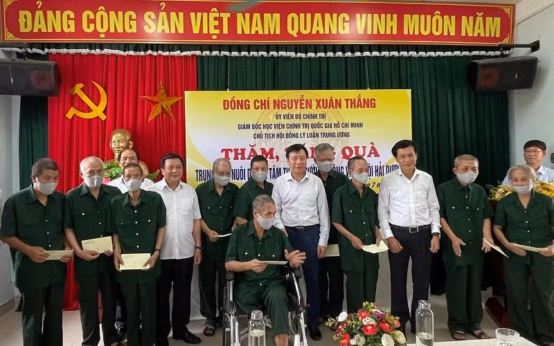 Đồng chí Nguyễn Xuân Thắng và lãnh đạo tỉnh Hải Dương tặng quà Người có công tại Trung tâm Nuôi dưỡng tâm thần, Người có công và Xã hội Hải Dương.