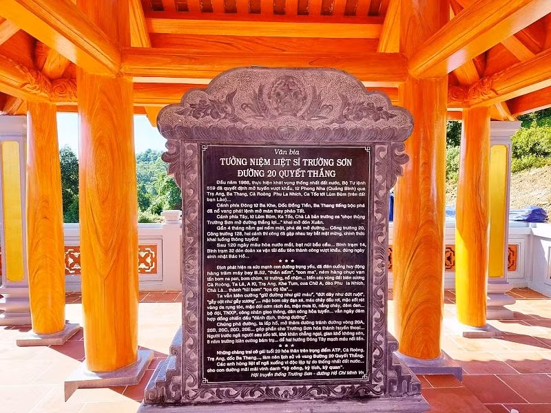 Bia tưởng niệm liệt sĩ đường 20 Quyết thắng.