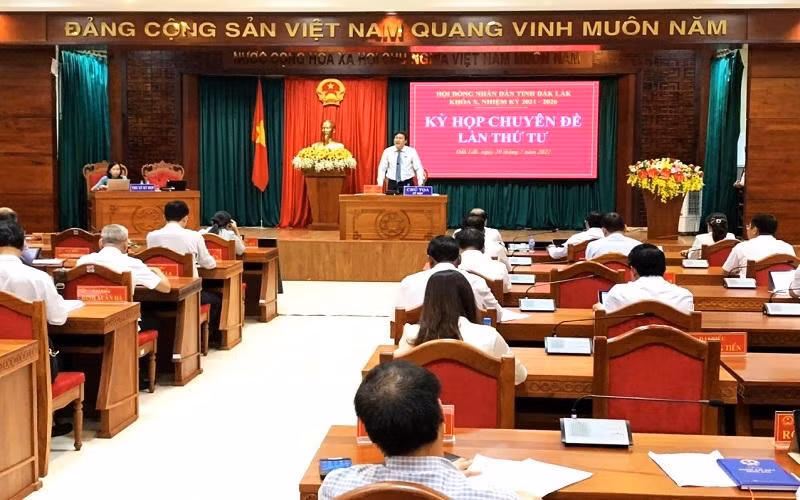 Phó Chủ tịch Hội đồng nhân dân tỉnh Đắk Lắk Trần Phú Hùng phát biểu tại kỳ họp.