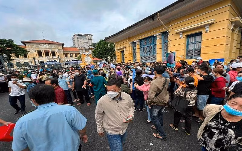 Đông đảo người dân đứng trước trụ sở Toà án nhân dân Thành phố Hồ Chí Minh theo dõi xét xử án. Đông đảo người dân đứng trước trụ sở Toà án nhân dân Thành phố Hồ Chí Minh theo dõi xét xử án.