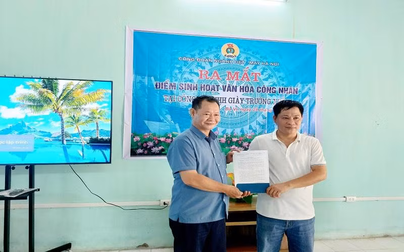 Đồng chí Hà Đông, Ủy viên thường vụ, Trưởng Ban Tuyên giáo Liên đoàn Lao động thành phố trao quyết định thành lập Điểm sinh hoạt văn hóa công nhân.