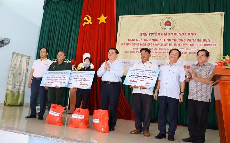 Đồng chí Nguyễn Trọng Nghĩa trao tặng 3 căn nhà tình nghĩa cho các hộ dân xã Mã Đà, huyện Vĩnh Cửu, tỉnh Đồng Nai.