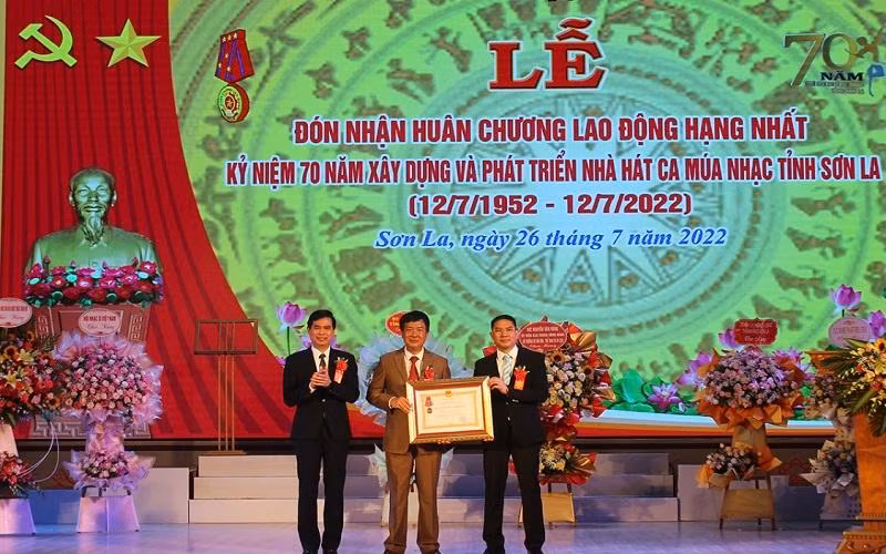 Nhà hát Ca múa nhạc tỉnh Sơn La đón nhận Huân chương Lao động hạng Nhất.