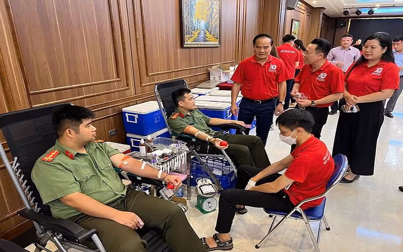 Cán bộ, chiến sĩ Công an tỉnh Tuyên Quang tham gia hiến máu tình nguyện.