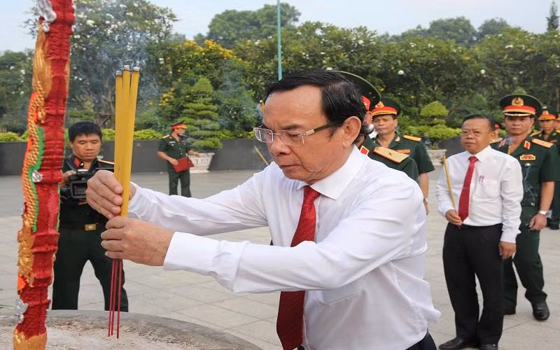 Đồng chí Nguyễn Văn Nên, Ủy viên Bộ Chính trị, Bí thư Thành ủy Thành phố Hồ Chí Minh dâng hương tại Nghĩa trang Liệt sĩ Thành phố.