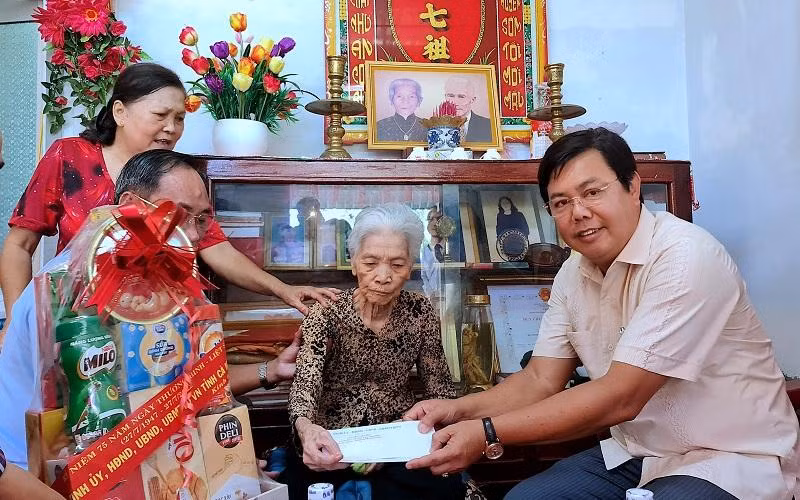 Bí thư Tỉnh ủy Cà Mau thăm, tặng quà gia đình nữ Anh hùng Lực lượng Vũ trang nhân dân Phạm Thị Bay vào sáng 25/7.