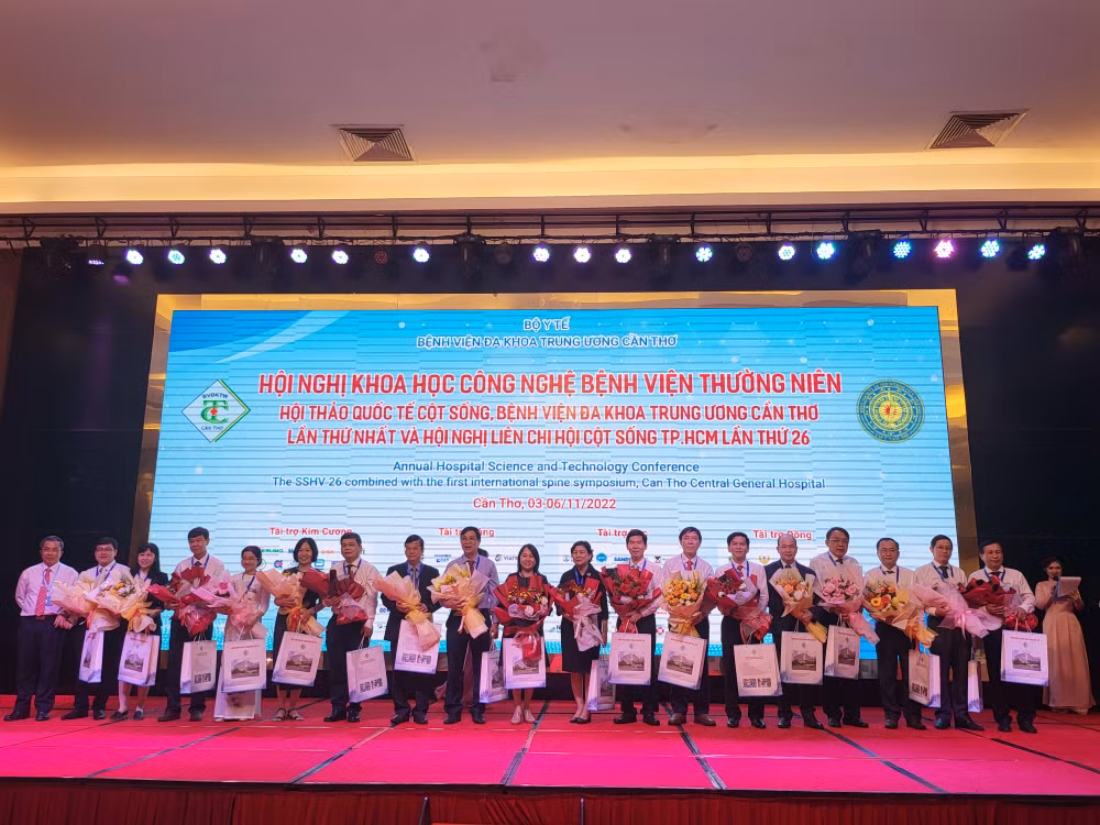 Ban Tổ chức tặng hoa cho các địa biểu tham gia Hội nghị và Hội thảo.