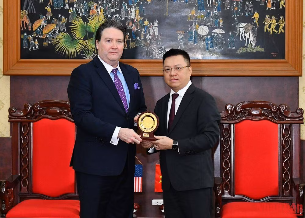 Tổng Biên tập Lê Quốc Minh tặng Đại sứ Knapper quà lưu niệm. (Ảnh: THỦY NGUYÊN)