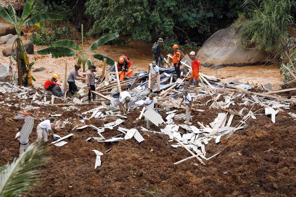 Lực lượng cứu nạn Indonesia có mặt tại hiện trường vụ sạt lở tại làng Cugenang, Cianjur, Tây Java, ngày 22/11. (Ảnh: Reuters)