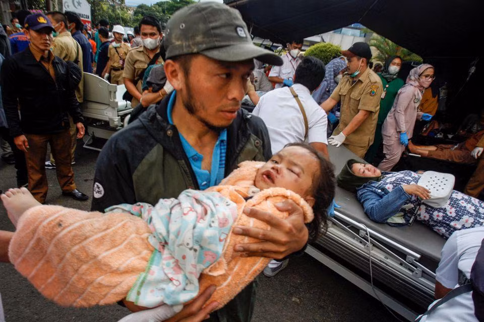 Nhiều nạn nhân của trận động đất này là trẻ em. (Ảnh: Reuters)