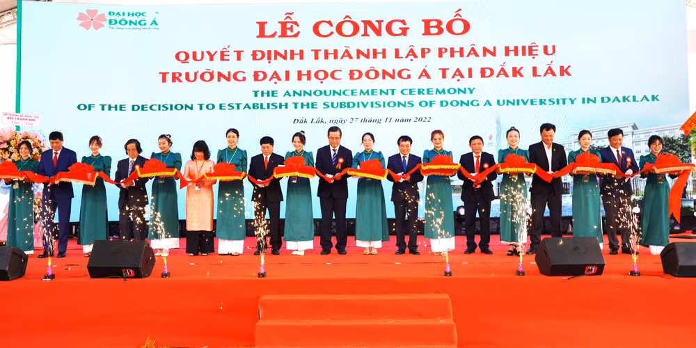 Các đại biểu cắt băng thành lập Phân hiệu Trường đại học Đông Á tại Đắk Lắk.