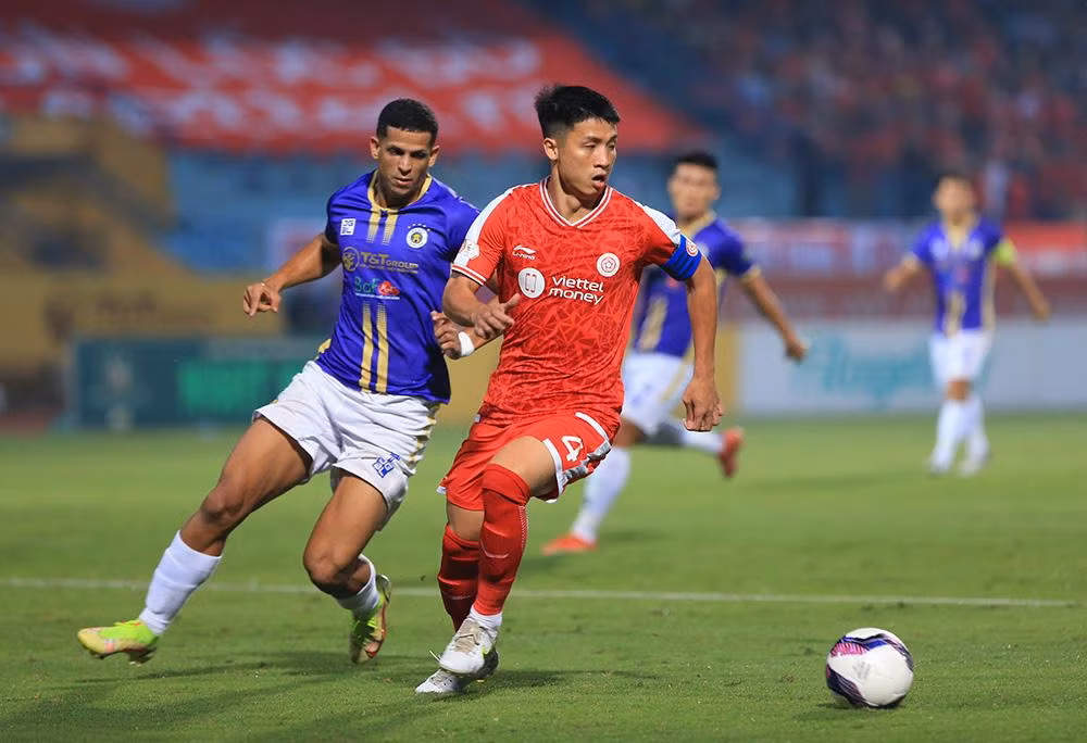 Pha tranh bóng giữa cầu thủ Hà Nội FC (áo tím) và Viettel (Ảnh: VPF).