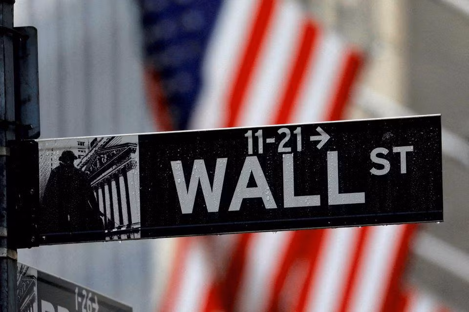Biển chỉ dẫn tới Phố Wall tại bang New York, Mỹ. (Ảnh: Reuters)
