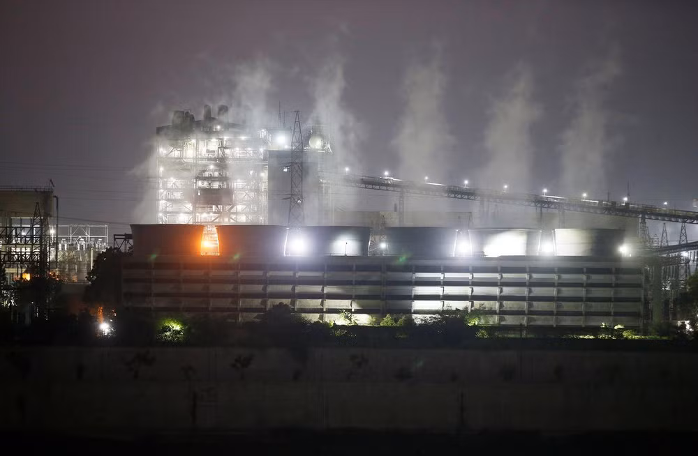 Khói bốc lên từ một nhà máy nhiệt điện than ở Ahmedabad, Ấn Độ, ngày 13/10/2021. (Ảnh: Reuters)