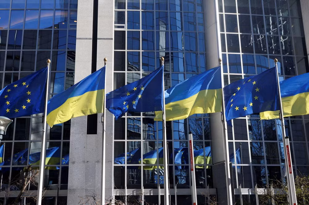 Cờ của EU và Ukraine bên ngoài trụ sở Nghị viện châu Âu ở Brussels, Bỉ, ngày 28/2/2022. (Ảnh: Reuters)