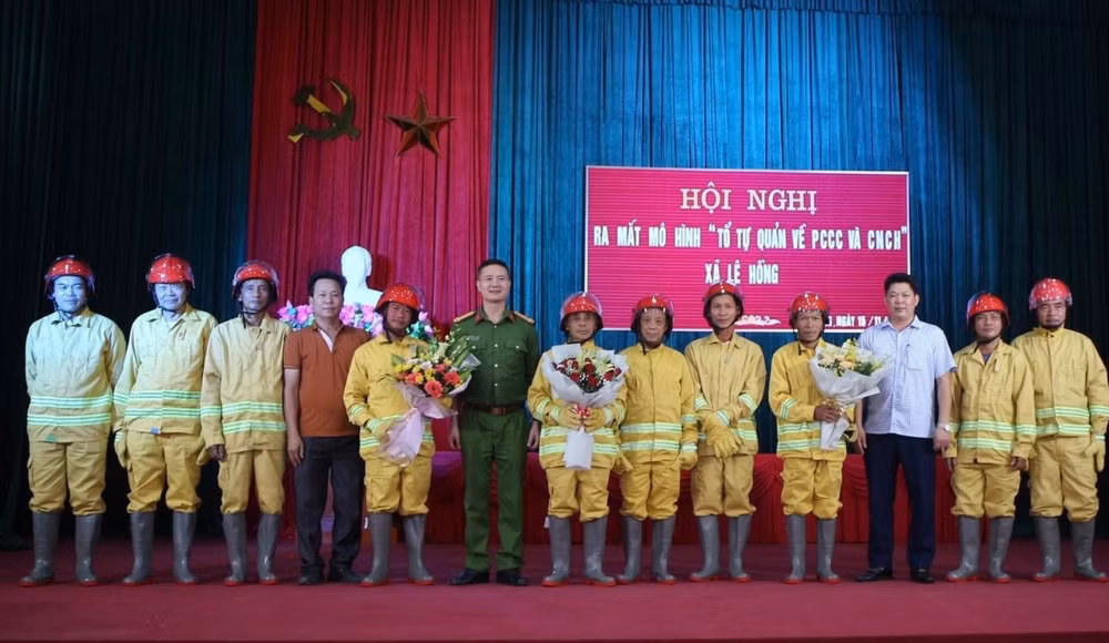 Ra mắt mô hình Tổ tự quản về phòng cháy chữa cháy và cứu hộ cứu nạn xã Lê Hồng. Ra mắt mô hình Tổ tự quản về phòng cháy chữa cháy và cứu hộ cứu nạn xã Lê Hồng.