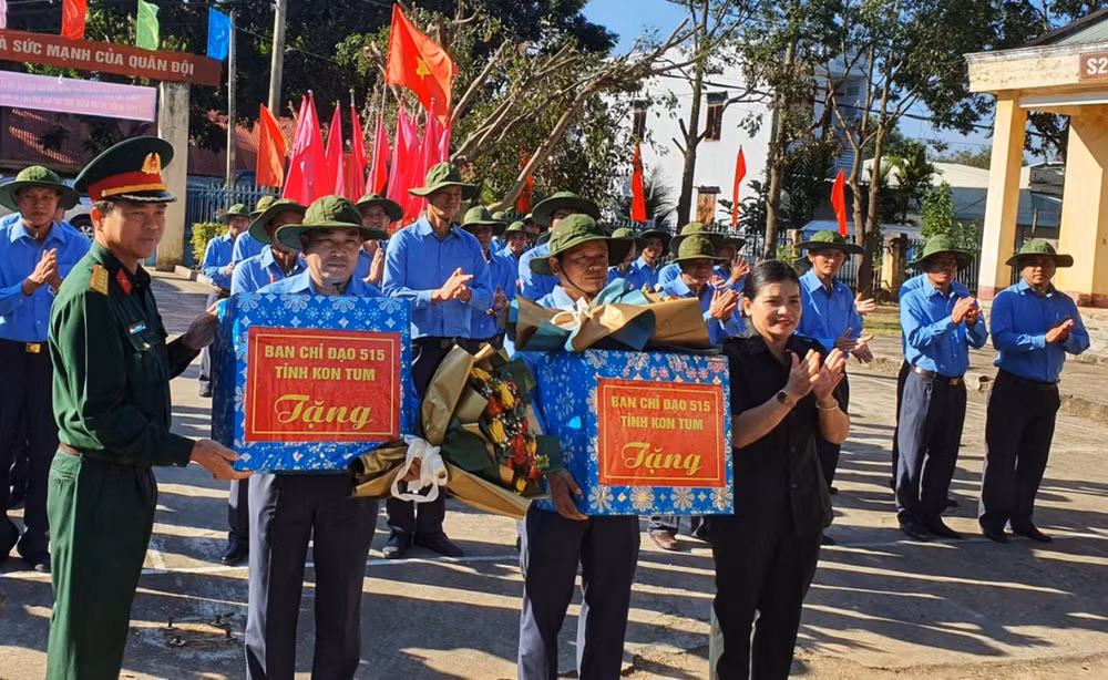 Tặng quà cho Đội K53.