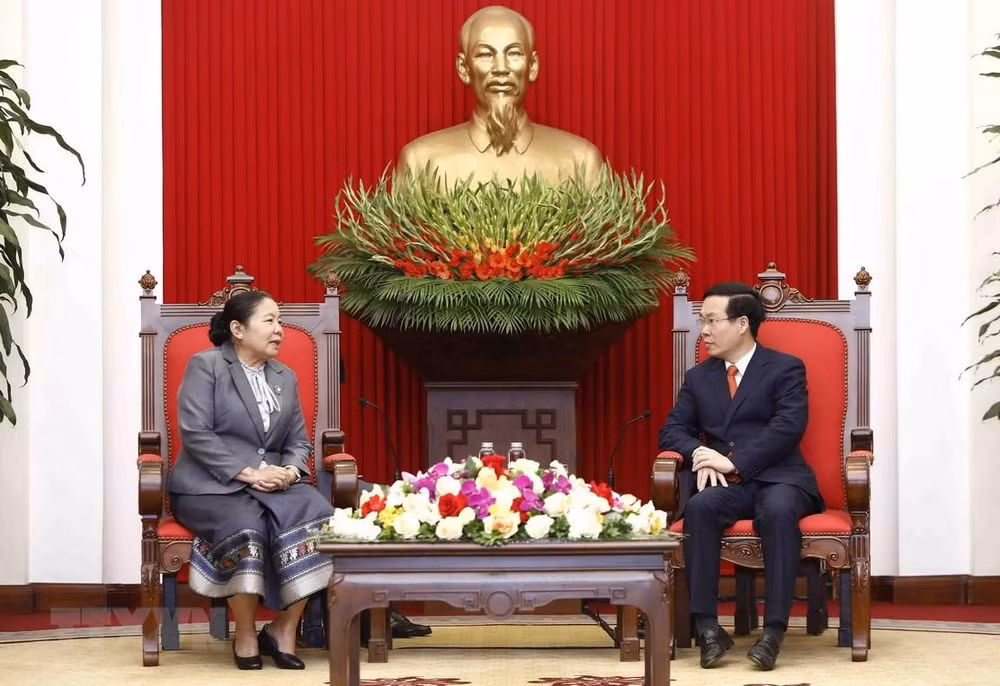 Đồng chí Võ Văn Thưởng tiếp đồng chí Sisay Leudetmounsone. (Ảnh: TTXVN)