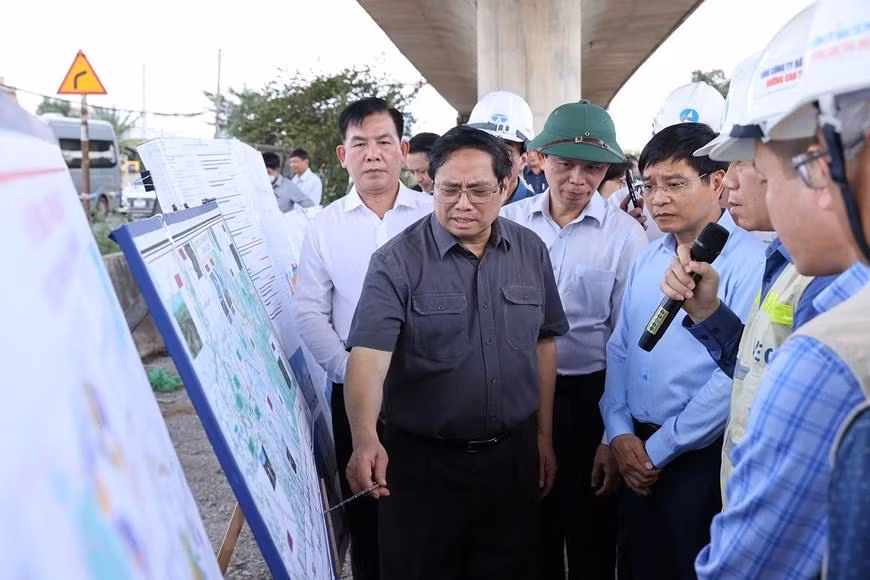 Thủ tướng Phạm Minh Chính kiểm tra, nghe báo cáo Dự án xây dựng đường cao tốc Bến Lức-Long Thành. (Ảnh: TTXVN)