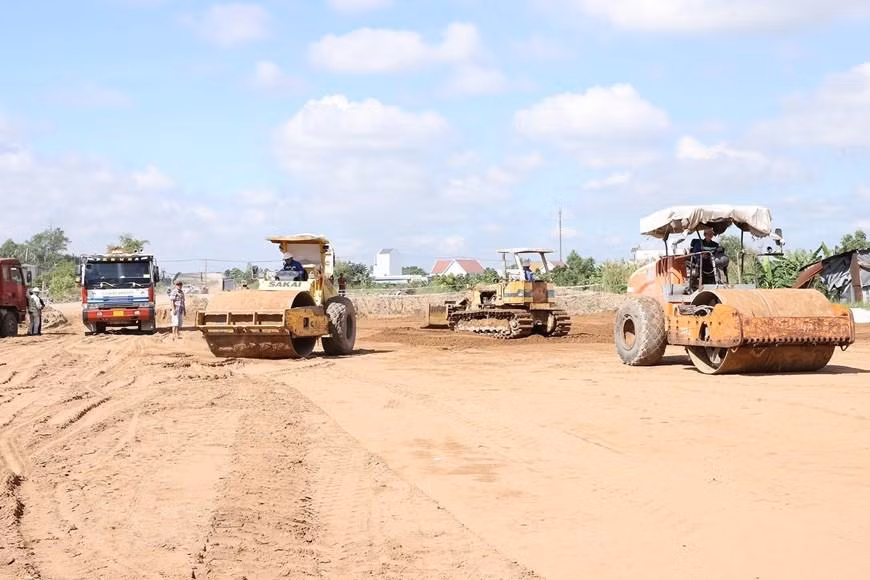 Các đơn vị đang triển khai thi công Dự án xây dựng đường cao tốc Bến Lức-Long Thành. (Ảnh: TTXVN)