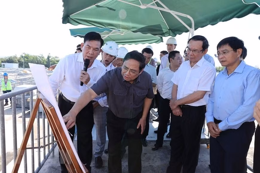 Thủ tướng Phạm Minh Chính kiểm tra Nhà máy xử lý nước thải Bình Hưng. (Ảnh: TTXVN)