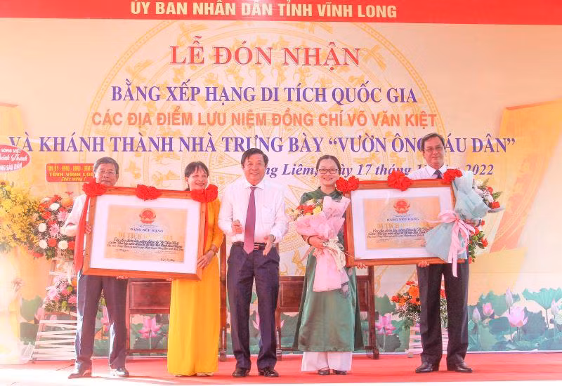 Lãnh đạo tỉnh Vĩnh Long đón nhận Bằng xếp hạng di tích quốc gia các địa điểm lưu niệm Thủ tướng Võ Văn Kiệt. (Ảnh: BÁ DŨNG) 