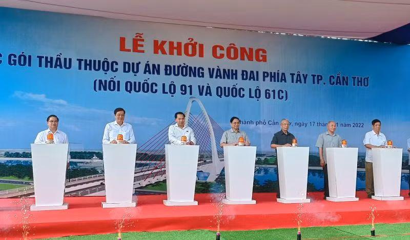 Thủ tướng Phạm Minh Chính và các đại biểu bấm nút khởi công dự án.