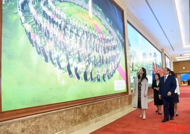 Thủ tướng Phạm Minh Chính giới thiệu với Thủ tướng New Zealand Jacinda Ardern về hình ảnh đất nước và con người Việt Nam. Thủ tướng Phạm Minh Chính giới thiệu với Thủ tướng New Zealand Jacinda Ardern về hình ảnh đất nước và con người Việt Nam.