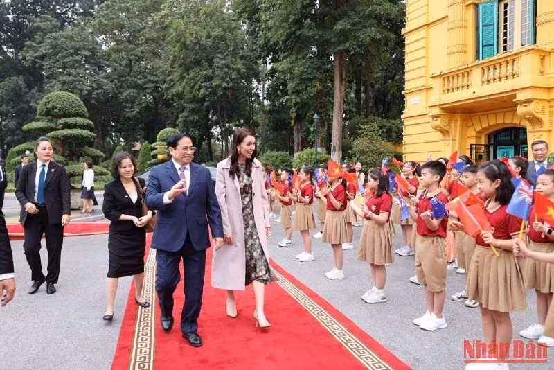Các cháu thiếu niên Thủ đô vẫy chào Thủ tướng Phạm Minh Chính và Thủ tướng New Zealand Jacinda Ardern. Các cháu thiếu niên Thủ đô vẫy chào Thủ tướng Phạm Minh Chính và Thủ tướng New Zealand Jacinda Ardern.