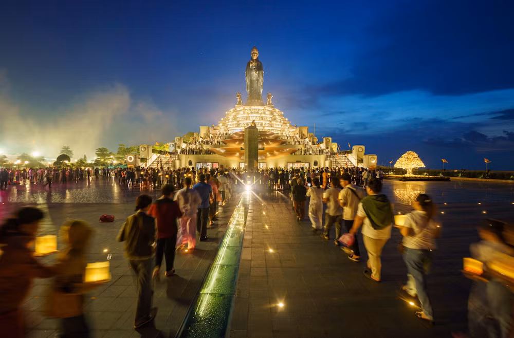 Nghi thức dâng đăng diễn ra vào tối Thứ 7 hàng tuần trên đỉnh núi Bà Đen. Ảnh: Sun World Ba Den Mountain Nghi thức dâng đăng diễn ra vào tối Thứ 7 hàng tuần trên đỉnh núi Bà Đen. Ảnh: Sun World Ba Den Mountain