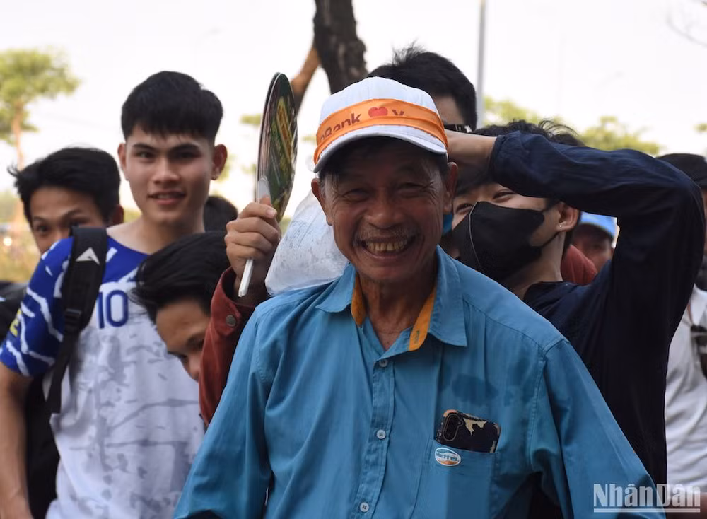 Nhiều cổ động viên lớn tuổi đến sân từ sớm và háo hức để xem bóng đá tối nay trên sân vận động Hoà Xuân. (Ảnh: ANH ĐÀO)