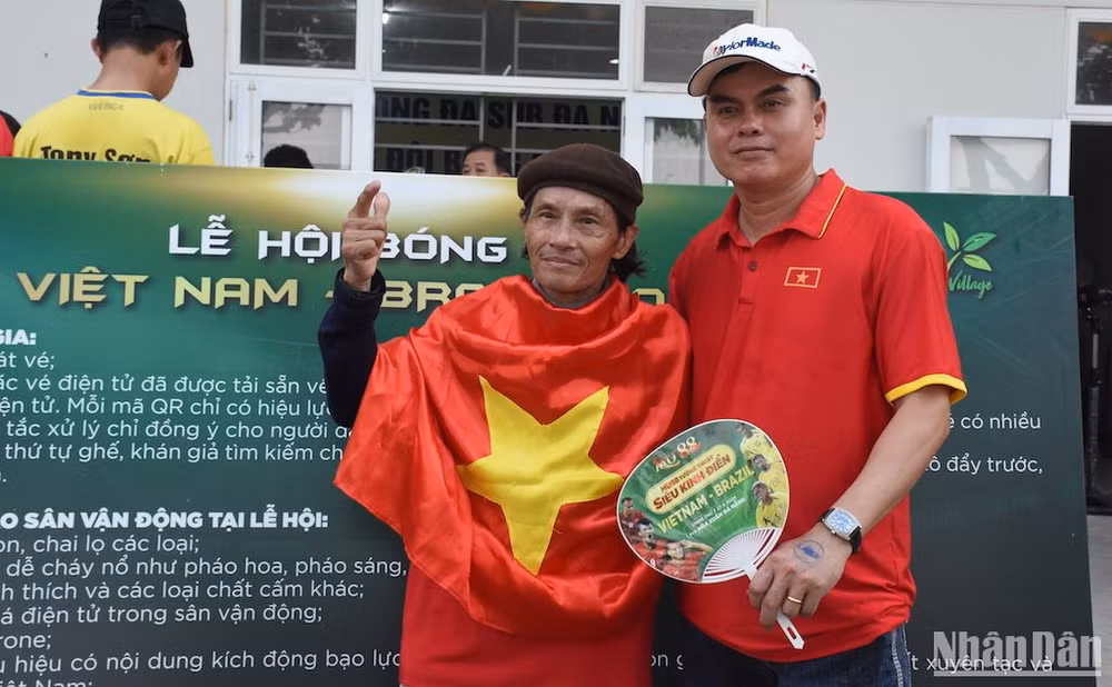 Và không quên ghi lại những hình ảnh đẹp cho mùa Lễ hội bóng đá đặc biệt này. (Ảnh: ANH ĐÀO)