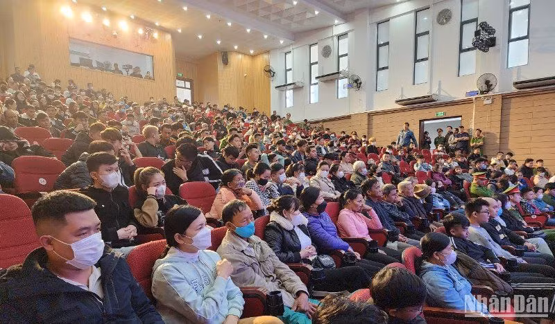 Hàng trăm người dân đến dự phiên tòa sáng nay. Hàng trăm người dân đến dự phiên tòa sáng nay.