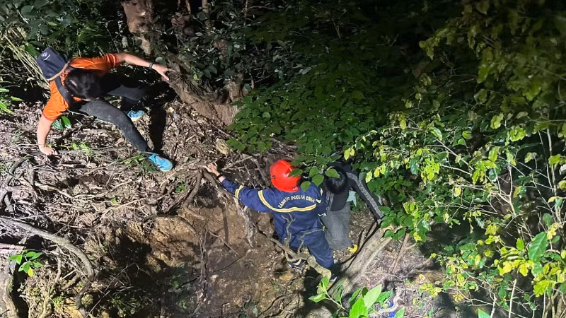 Cảnh sát phòng cháy chữa cháy và cứu nạn cứu hộ Công an thành phố Đà Nẵng tiếp cận khu vực hai du khách bị nạn. (Ảnh: Công an cung cấp)