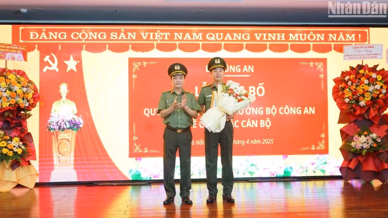 Thiếu tướng Đặng Hồng Đức, Thứ trưởng Công an trao hoa chúc mừng Thượng tá Nguyễn Đại Đồng phụ trách Công an thành phố Đà Nẵng. (Ảnh: ANH ĐÀO)