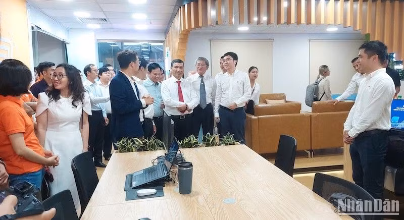 Các đại biểu tham quan không gian bên trong Trung tâm R&D tại thành phố Đà Nẵng. (Ảnh: ANH ĐÀO) Các đại biểu tham quan không gian bên trong Trung tâm R&D tại thành phố Đà Nẵng. (Ảnh: ANH ĐÀO)