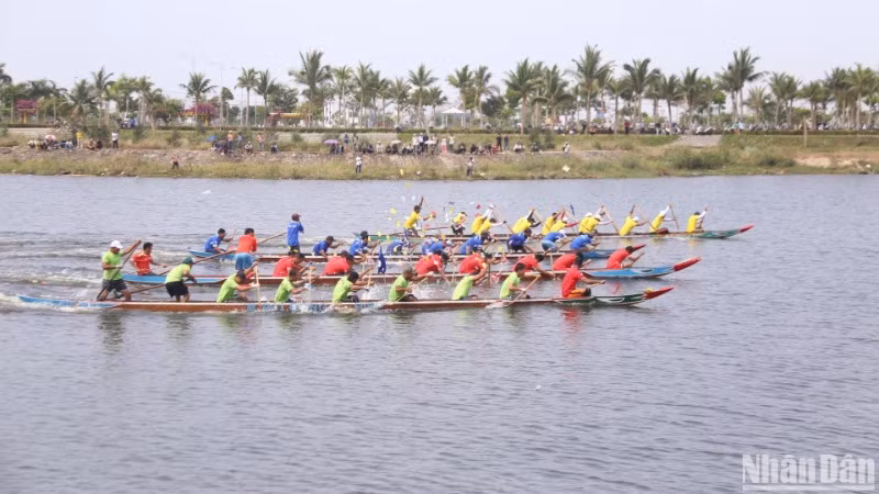 Trong khuôn khổ Lễ hội Quán Thế Âm, diễn ra các động văn hóa, thể thao, đua thuyền trên sông Cổ Cò. (Ảnh: ANH ĐÀO)